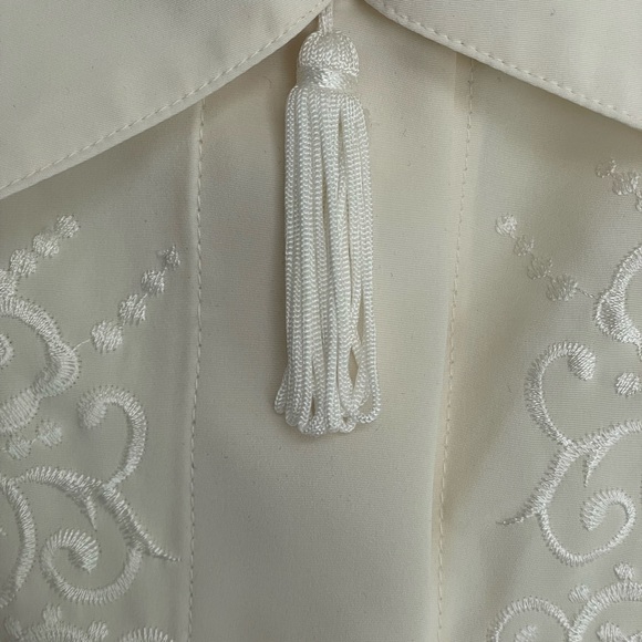 Vintage embroidered tassel front, off white blouse, size 18 by Christie and Jill - Picture 4 of 10